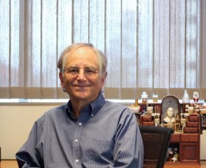 Image of Prrofessor Len Adleman in his office at USC